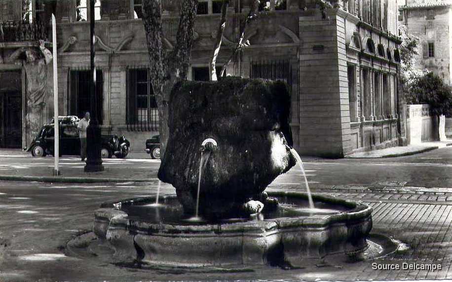 13 Aix en Provence La Fontaine Thermale sur le Cours.jpg
